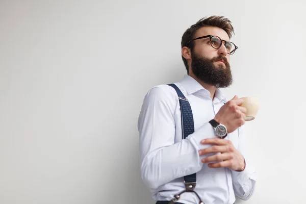 Uomo d'affari elegante contemporaneo guardando altrove — Foto Stock