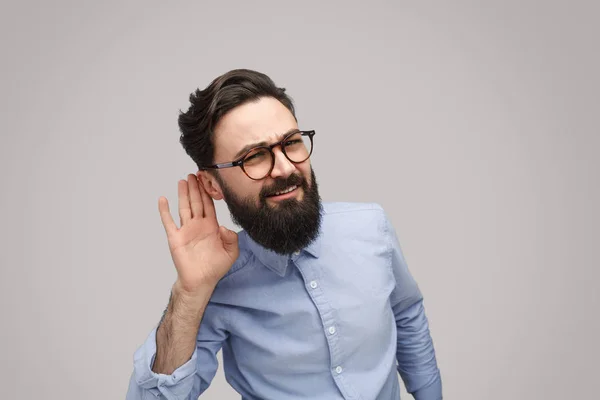 Homem barbudo ouvindo atentamente — Fotografia de Stock