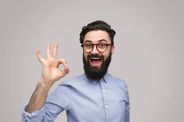 Upphetsad manliga gestikulerande Ok — Stockfoto