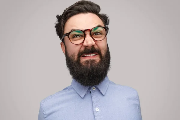 Hombre barbudo enojado en gafas — Foto de Stock