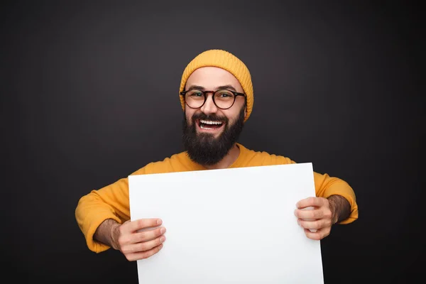 Engraçado masculino com papel em branco — Fotografia de Stock