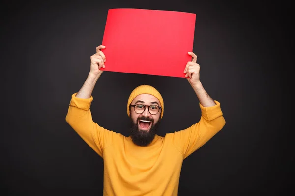 Веселый хипстер с красным плакатом — стоковое фото