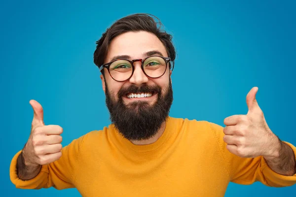 Bearded man showing thumbs up — Stock Photo, Image