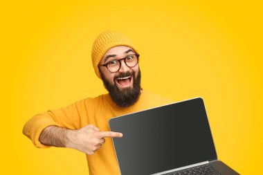 Parlak adam modern laptop işaret