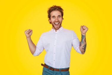 Heyecanlı dans hipster adam 