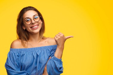 Gülümseyen kadın uzağa işaret