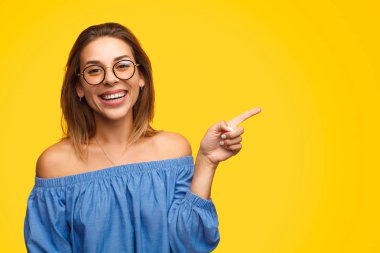 Kadın bir kenara işaret heyecanlı