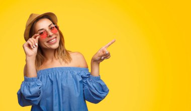 Şapka uzakta işaret içinde hippi kız