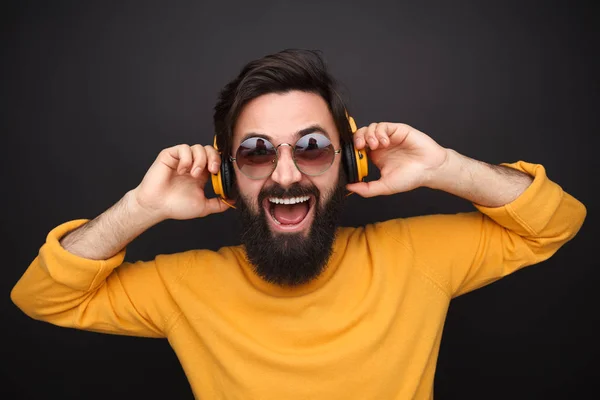 Επαναστάτης άνθρωπος hipster ακουστικά ουρλιάζοντας — Φωτογραφία Αρχείου