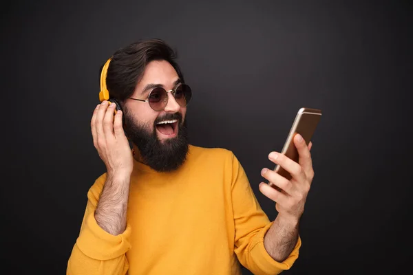 Mannen med smartphone som lyssnar på musik — Stockfoto
