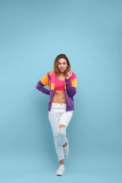 Chica deportiva de moda en chaqueta de colores — Foto de Stock