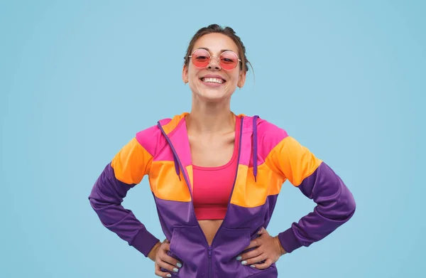 Веселая симпатичная хипстерша в разноцветной куртке — стоковое фото