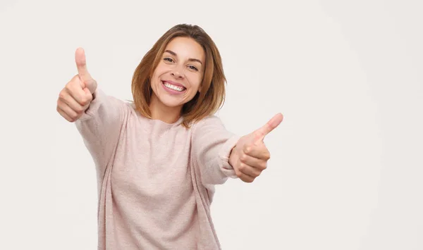 Contenuto ragazza mostrando pollici in su — Foto Stock