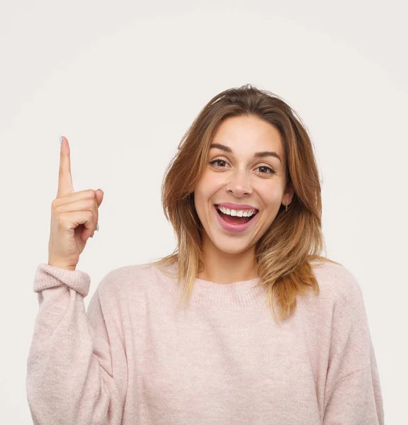 Rindo mulher apontando para cima — Fotografia de Stock