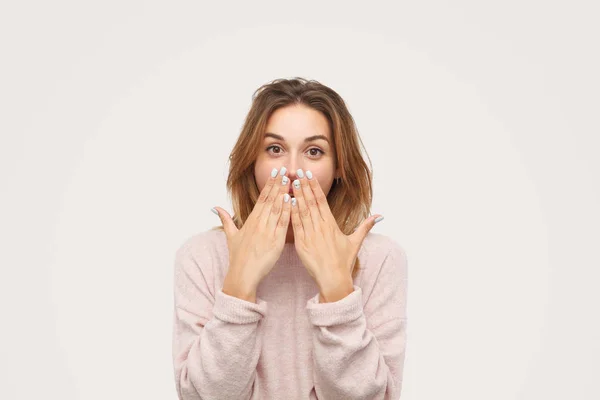 Aufgeregtes Mädchen bedeckt Mund unter Schock — Stockfoto