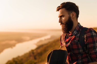 Sakallı turist doğada uzağa arıyorsunuz