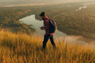 Doğanın içinde smartphone kullanarak Gezgin
