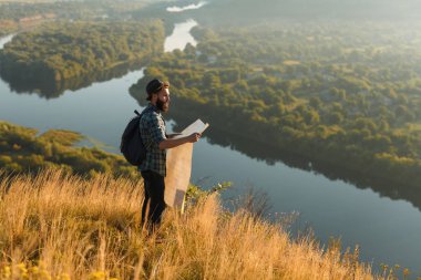 Harita konumu Nehri yakınında olan sakallı Gezgin