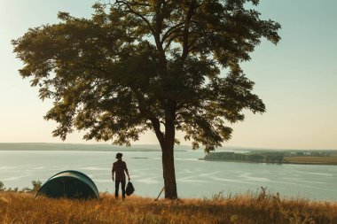 Gezgin ile peyzaj üzerinde kamp çadırı