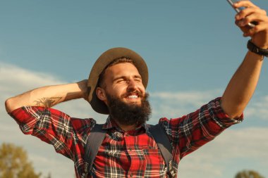 Neşeli Gezgin selfie kırsalında için poz