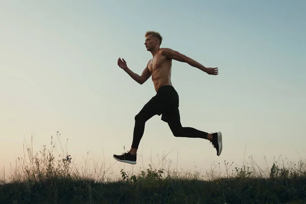 Esportista em movimento de correr na natureza — Fotografia de Stock