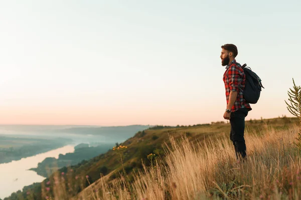 Wisatawan hipster dengan ransel di lereng bukit — Stok Foto