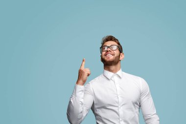 Gülümseyen kaslı adam yukarı dönük