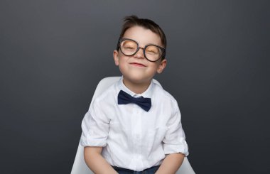 Büyüleyici ekşitmeden çocuk gömlek ve gözlük