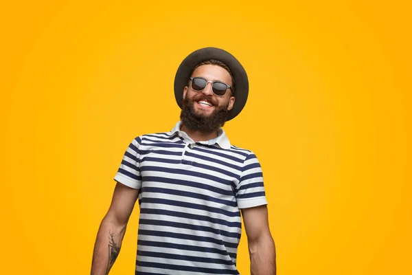 Homem alegre em roupa elegante — Fotografia de Stock