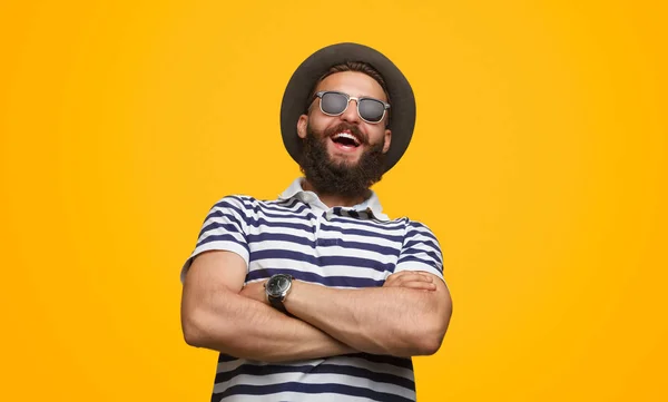 Homem elegante confiante rindo alto — Fotografia de Stock