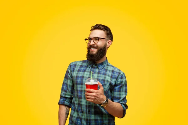 Hipster alegre com bebida fresca — Fotografia de Stock