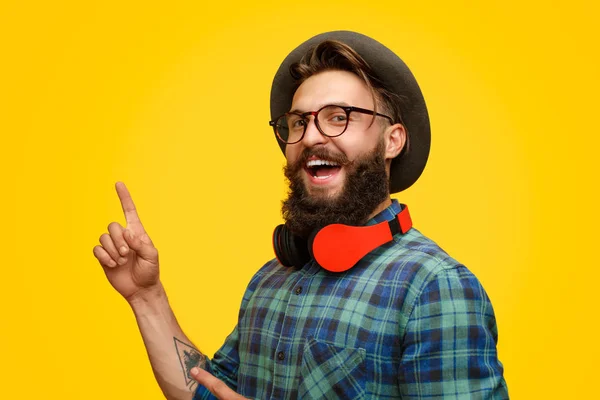 Upphetsad hipster pekar uppåt — Stockfoto