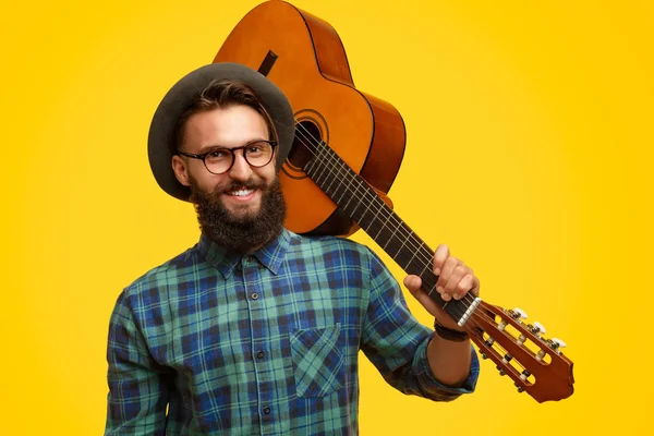 Usměvavý chlapík s akustická kytara — Stock fotografie