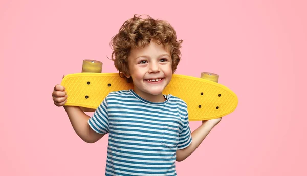 스케이트 보드와 쾌활 한 소년 — 스톡 사진
