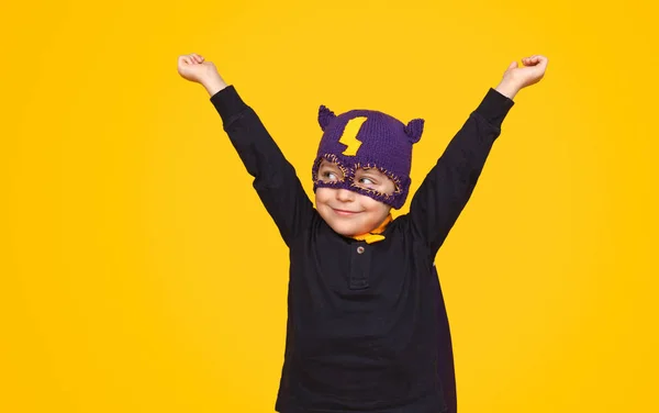 Petit super héros avec les mains levées — Photo