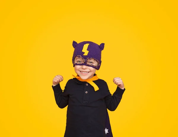 Heyecanlı çocuk kahraman örme şapka — Stok fotoğraf
