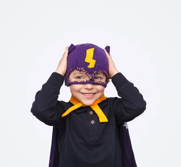 Małego superbohatera trzymając się za ręce na głowę — Zdjęcie stockowe