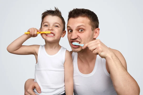 Zabawny ojciec i syn szczotkowanie zębów — Zdjęcie stockowe