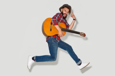 Asi hipster gitar ile atlama