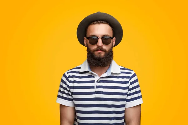 Серйозний бородатий хіпстер у капелюсі — стокове фото