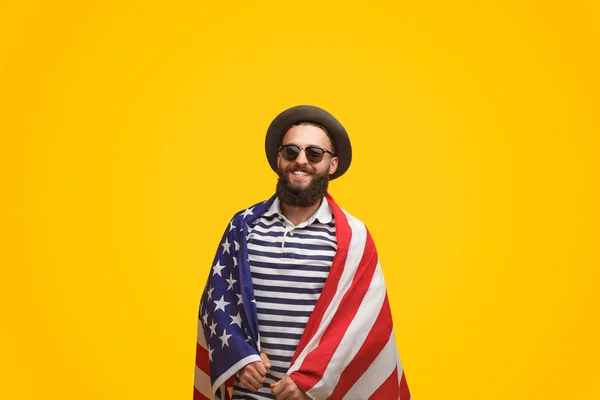 Hipster sorridente na bandeira americana — Fotografia de Stock