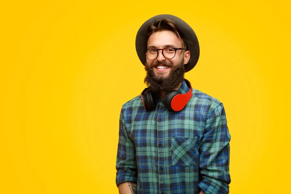 Feliz hipster cara em fones de ouvido — Fotografia de Stock