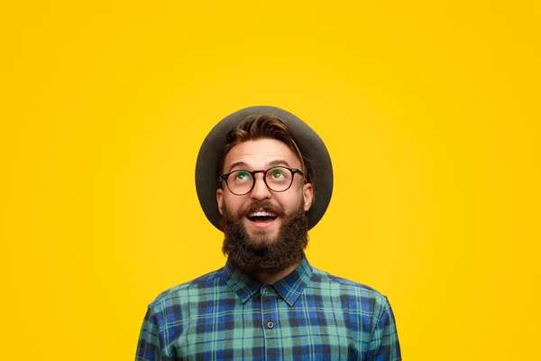 Homem excitado com barba olhando para cima — Fotografia de Stock