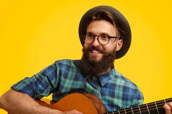 Hipster com guitarra olhando para longe — Fotografia de Stock