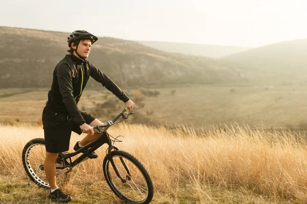 Giovane in bicicletta in campagna — Foto Stock