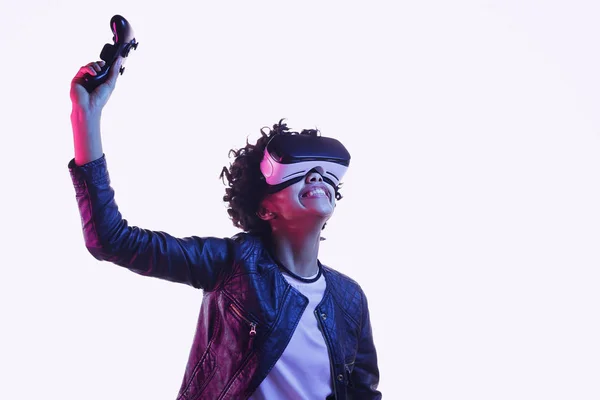 Adolescente negro con gamepad buscando en la realidad virtual — Foto de Stock