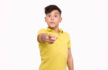 Şok çocuk kameraya işaret