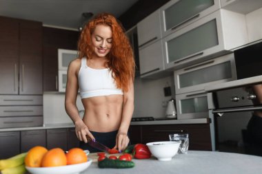 Gülümseyen kadın mutfakta salata hazırlık