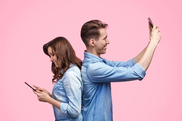 Pasangan muda menggunakan perangkat digital — Stok Foto