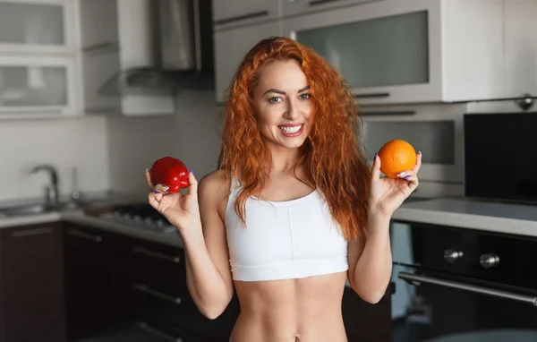 Mulher magro com pimenta e laranja — Fotografia de Stock